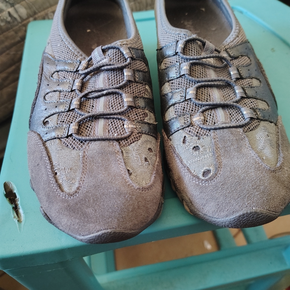 Gray Athletic Slip-On Shoes with Elastic Straps